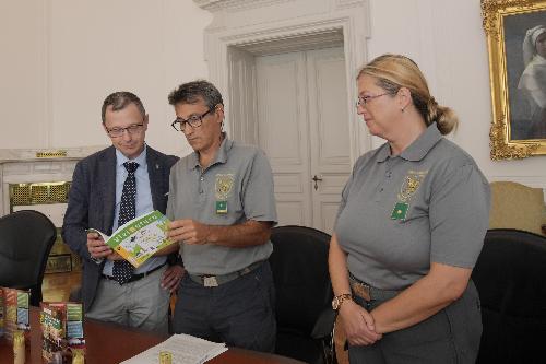 L'ispettore Diego Masiello (al centro) e il maresciallo Anastasia Puric (prima a dx) del Corpo forestale regionale, presentano all’assessore regionale alle Risorse forestali, Stefano Zannier (primo a sx), il progetto Scoprinatura, realizzato per i 10 anni del Centro didattico naturalistico di Basovizza
